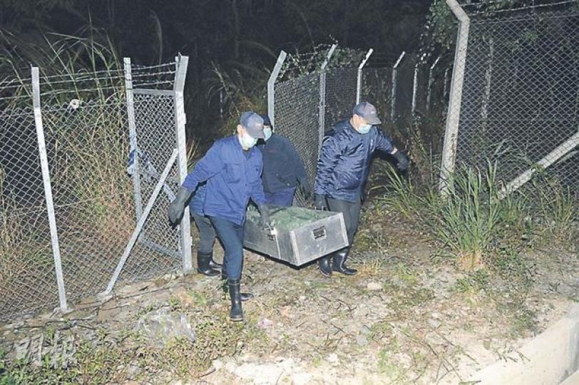 長沙灣前日一宗老婦屍體發現案,警方到場調查蒐證後,女屍由仵工抬離現場。(蔡方山攝) 長沙灣前日一宗老婦屍體發現案,警方到場調查蒐證後,女屍由仵工抬離現場。(蔡方山攝)