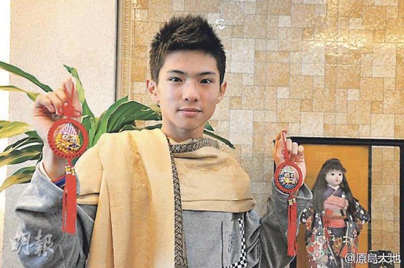 原島大地去年14歲生日時,開心說終於告別童星光環,成為少年了。(微博圖片) 現時14歲的吳景滔(右),與弟弟在北京讀書,沒眷戀娛樂圈。(微博圖片) 原島大地去年14歲生日時,開心說終於告別童星光環,成為少年了。(微博圖片) 現時14歲的吳景滔(右),與弟弟在北京讀書,沒眷戀娛樂圈。(微博圖片)