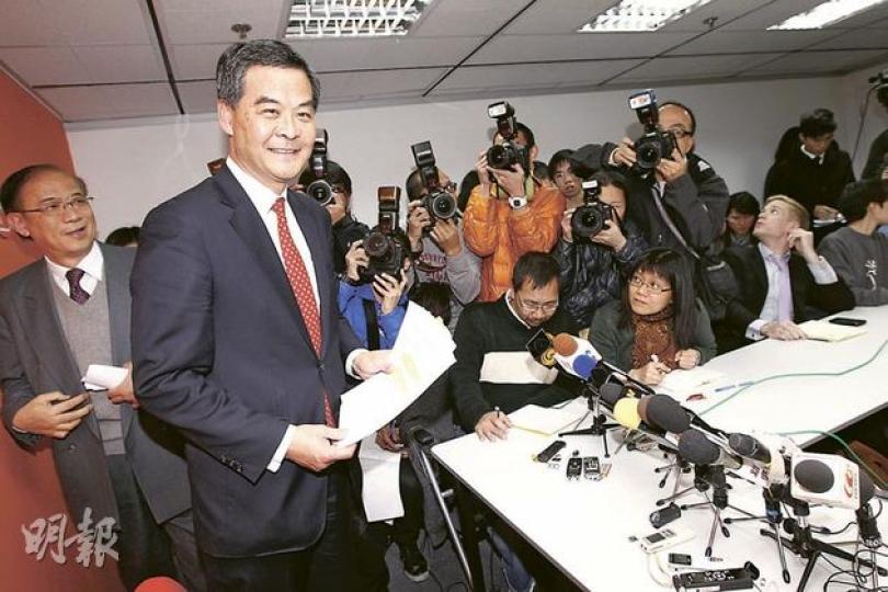 特首參選人梁振英（左二）昨為西九漏報事件再度會見傳媒，對於外界形容政府前日發出新聞稿是「挺唐打梁」，梁透露昨早曾致電特首曾蔭權，表示有信心政府不會偏幫任何參選人。（李紹昌攝） 大批記者昨追問特首曾蔭權是否「挺唐打梁」，他搖頭回應。（李紹昌攝）