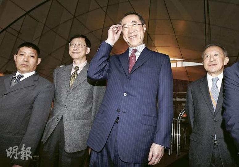 唐英年（右二）回應梁振英被指漏報利益，表示自己2008年出任西九管理局主席後，曾再三提醒成員，若與任何公司有關連，必須申報。（李紹昌攝）