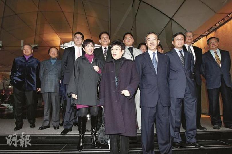自由黨副主席周梁淑怡（前排左一）、主席劉健儀（前排左二）和榮譽主席田北俊（前排左三）等多名選委，昨日聯同友好前往唐英年競選總部，遞交已簽名支持唐的提名表。（李紹昌攝） 特首參選人梁振英臨時缺席活動，令太太唐青儀（左）單刀赴會，她強調丈夫誠信「完全無問題」，不擔心風波會拖垮其選情。（李紹昌攝）