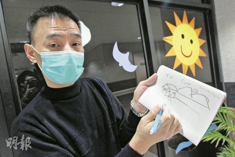 與失散20年父親團聚的唐務嘉，昨再探老父，其間與妹妹談起童年往事，表示小時候常邊畫畫邊講故事逗弟妹。另一妹妹唐展碧亦已於日前到醫院探望父親，圓了老人家心願。（李澤彤攝）