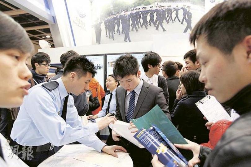 貿發局昨日起舉辦的「教育及職業博覽2012」，吸引不少在學及畢業生到場，當中以警隊的展區最受歡迎，首日已有逾百人報考。（郭慶輝攝） 部分學生和求職人士擔心欠高學歷，難以在市場競爭，打算報讀婚禮統籌一類以創意及服務主打的行業及職前培訓，盼以專業才能提高競爭力。（郭慶輝攝） （明報製圖）
