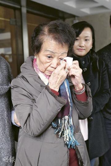 甘老太麥少珍作供後，在庭外訴說成為兩兒子「磨心」，表示「發夢都估唔到會咁（打官司）」，無奈稱自己「無辦法」時忍不住在記者前嗚咽，以紙巾輕拭眼淚。（郭慶輝攝）