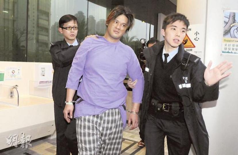 涉在大欖隧道搶的士男子（右），翻車失事送院敷治後被捕。（蔡方山攝） 遭男乘客搶駕之的士在大欖隧道失控翻側，嚴重損毁。（蔡方山攝）