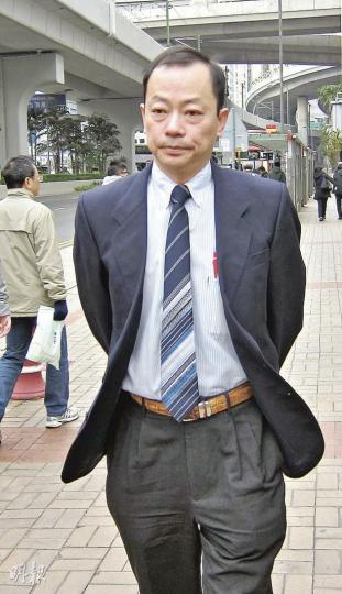 趙蟾雄昨離開時不再如以往般笑容滿面，面對記者提問案件會否令他留下污點，他只回應「無可奉告」。（林綺琪攝）