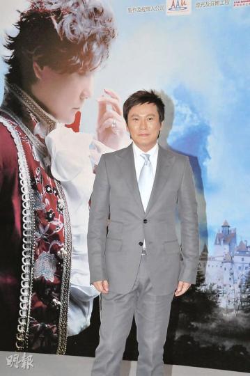 張信哲在演唱會變身鬥牛勇士表演。(攝影/記者:孫華中) 張信哲在演唱會變身鬥牛勇士表演。(攝影/記者:孫華中)