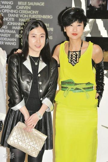 徐濠縈時裝店開幕,好友甘比現身撐場。(攝影﹕孫華中) 一身潮女打扮的超儀,原來花名叫「超時」,約會例遲到。(攝影﹕孫華中) 徐濠縈時裝店開幕,好友甘比現身撐場。(攝影﹕孫華中) 一身潮女打扮的超儀,原來花名叫「超時」,約會例遲到。(攝影﹕孫華中)