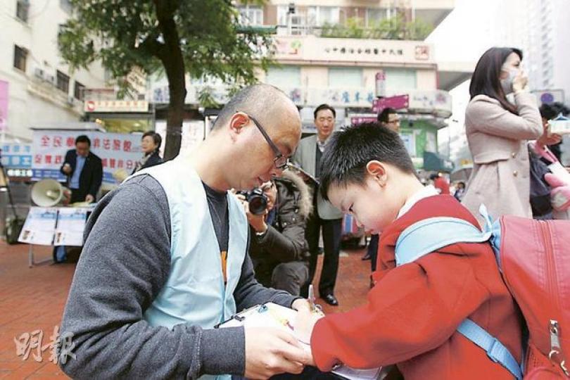 經濟動力早前設立月子公寓舉報熱線,至今接獲市民舉報10多個地址。圖為經濟動力發起街頭簽名活動,呼籲市民響應「全民舉報非法旅館」,簽名促請政府盡快撤銷雙非孕婦分娩額。(李紹昌攝) 北角一曾被牌照處掃蕩的大廈,其中一單位仍見疑似中介,及兩名內地孕婦(箭嘴示)安坐單位內看普通話廣播的電視台。(何家達攝) 經濟動力早前設立月子公寓舉報熱線,至今接獲市民舉報10多個地址。圖為經濟動力發起街頭簽名活動,呼籲市民響應「全民舉報非法旅館」,簽名促請政府盡快撤銷雙非孕婦分娩額。(李紹昌攝) 北角一曾被牌照處掃蕩的大廈,其中一單位仍見疑似中介,及兩名內地孕婦(箭嘴示)安坐單位內看普通話廣播的電視台。(何家達攝)
