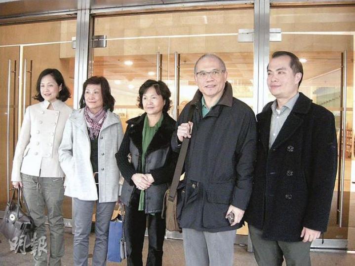 甘琨禮(右二)下周一將繼續作供,其後將傳召胞妹甘美玲(左二)、兒子甘連宏(右一)及女秘書謝敏南作證。琨禮妻子陳怡靜(右三)及女兒甘蕎因(左一)連日來亦有陪同到庭。(梁珮珊攝) 昨日庭上播出由甘健成錄音的會議情况,會上甘健成遭二弟父子圍攻,甘健成稱嚇至「心跳」。圖為昨日他離開高院時因錯踏梯級一度步履不穩,險些跌倒。(謝美琳攝) 甘琨禮(右二)下周一將繼續作供,其後將傳召胞妹甘美玲(左二)、兒子甘連宏(右一)及女秘書謝敏南作證。琨禮妻子陳怡靜(右三)及女兒甘蕎因(左一)連日來亦有陪同到庭。(梁珮珊攝) 昨日庭上播出由甘健成錄音的會議情况,會上甘健成遭二弟父子圍攻,甘健成稱嚇至「心跳」。圖為昨日他離開高院時因錯踏梯級一度步履不穩,險些跌倒。(謝美琳攝)