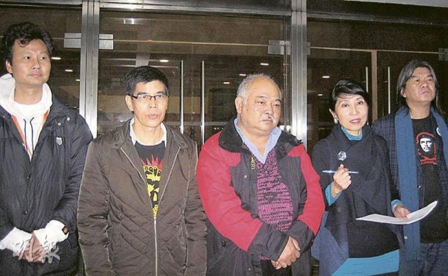 梁國雄(右起)、毛孟靜及曾健成昨獲悉被頒下禁制令裁決後,在庭外表達不滿。(謝美琳攝) 梁國雄(右起)、毛孟靜及曾健成昨獲悉被頒下禁制令裁決後,在庭外表達不滿。(謝美琳攝)