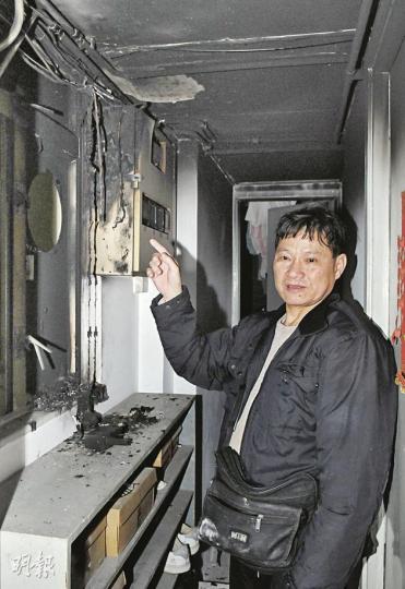 現場其中一名劏房住客陳先生透露,事發時單位內走廊充滿煙火,眾人只能躲回房內「等死」。(蔡方山攝) 現場其中一名劏房住客陳先生透露,事發時單位內走廊充滿煙火,眾人只能躲回房內「等死」。(蔡方山攝)