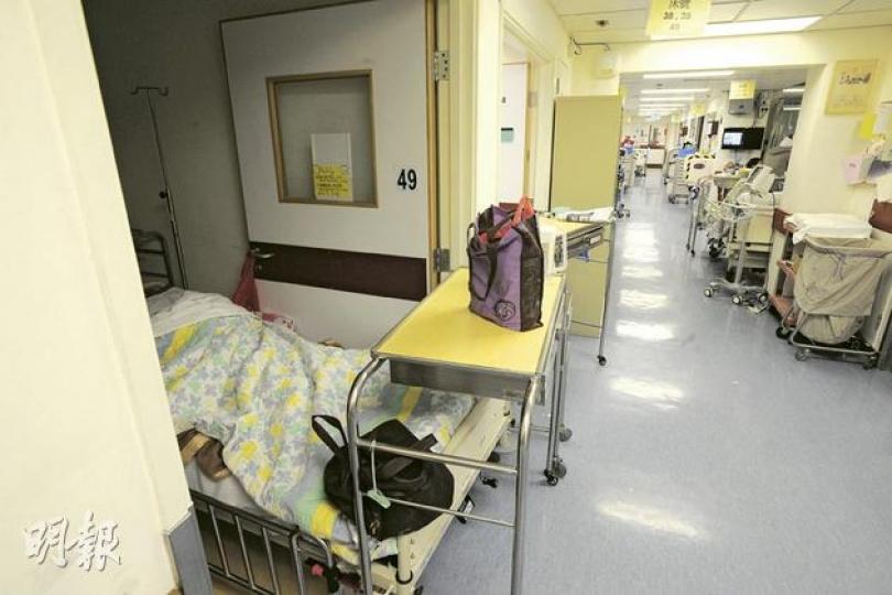 冬天入院高峰期「迫爆」公立醫院內科,伊利沙伯醫院內科病牀供不求,需在走廊加開病牀,以接收在急症室苦候一天等入院的病人。(何家達攝) 冬天入院高峰期「迫爆」公立醫院內科,伊利沙伯醫院內科病牀供不求,需在走廊加開病牀,以接收在急症室苦候一天等入院的病人。(何家達攝)