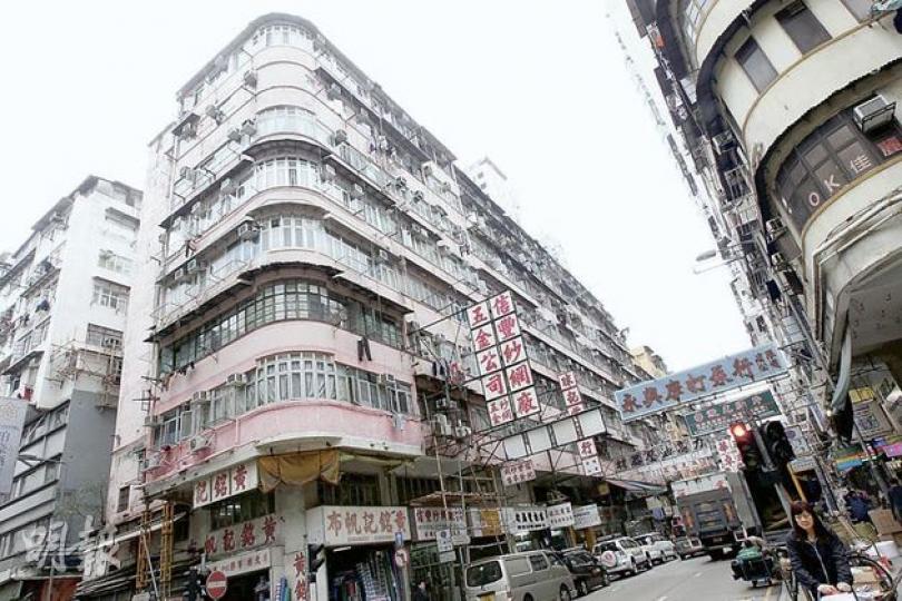 市建局將重建的旺角新填地街331號至367號涉及20個街號樓宇,樓齡超過50年,與朗豪坊只是兩街之隔。(李紹昌攝) 新填地街舊樓單位業主之一江靜平表示,已等候政府重建新填地街的消息近20年,形容市建局的重建計劃是「遲來好過沒到」。(李紹昌攝) (明報製圖) 市建局將重建的旺角新填地街331號至367號涉及20個街號樓宇,樓齡超過50年,與朗豪坊只是兩街之隔。(李紹昌攝) 新填地街舊樓單位業主之一江靜平表示,已等候政府重建新填地街的消息近20年,形容市建局的重建計劃是「遲來好過沒到」。(李紹昌攝) (明報製圖)