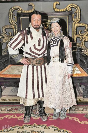 胡軍視佘詩曼如妹妹,緋聞未影響兩人合作;昨日兩人在橫店大方接受本報記者訪問,以行動闢謠。(攝影/記者﹕魏幼芳、林祖傑) 阿佘被屈緋聞而憤怒了,在微博宣泄不滿。(微博圖片) 惹火的佘詩曼笑一笑也會惹緋聞,阿佘一於少理,繼續跟胡軍有講有笑。(攝影/記者﹕魏幼芳、林祖傑) 監製徐小明一絲不苟,親自指導胡軍與阿佘演出。(攝影/記者﹕魏幼芳、林祖傑) 胡軍視佘詩曼如妹妹,緋聞未影響兩人合作;昨日兩人在橫店大方接受本報記者訪問,以行動闢謠。(攝影/記者﹕魏幼芳、林祖傑) 阿佘被屈緋聞而憤怒了,在微博宣泄不滿。(微博圖片) 惹火的佘詩曼笑一笑也會惹緋聞,阿佘一於少理,繼續跟胡軍有講有笑。(攝影/記者﹕魏幼芳、林祖傑) 監製徐小明一絲不苟,親自指導胡軍與阿佘演出。(攝影/記者﹕魏幼芳、林祖傑)