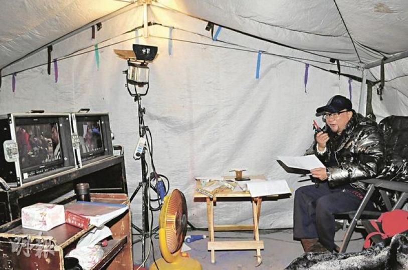 監製徐小明在帳篷裏指揮劇組拍攝。(攝影/記者﹕魏幼芳、林祖傑) 監製徐小明在帳篷裏指揮劇組拍攝。(攝影/記者﹕魏幼芳、林祖傑)