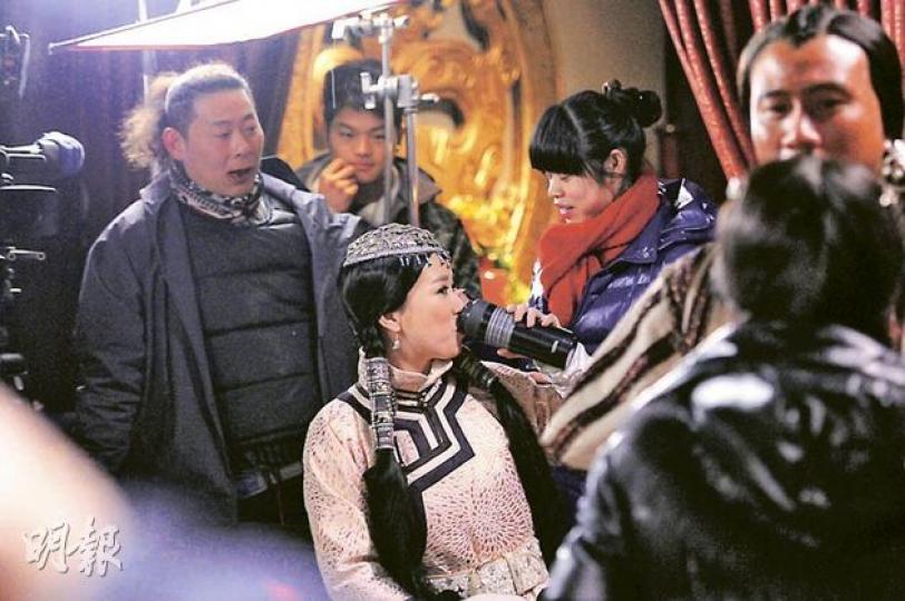 每次停機,阿佘有助手、化妝師上前侍候。(攝影/記者﹕魏幼芳、林祖傑) 佘詩曼雙手有熊貓包包保暖,埋位前要「出手」唔容易。(攝影/記者﹕魏幼芳、林祖傑) 每次停機,阿佘有助手、化妝師上前侍候。(攝影/記者﹕魏幼芳、林祖傑) 佘詩曼雙手有熊貓包包保暖,埋位前要「出手」唔容易。(攝影/記者﹕魏幼芳、林祖傑)