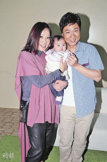 黎耀祥太太抱着可愛B女大叫可愛,她恨有一個,祥仔表示會努力。(攝影:黃梓烜) 剃了頭的黎耀祥戴假髮與一班小朋友拍攝廣告照。(攝影:黃梓烜) 黎耀祥太太抱着可愛B女大叫可愛,她恨有一個,祥仔表示會努力。(攝影:黃梓烜) 剃了頭的黎耀祥戴假髮與一班小朋友拍攝廣告照。(攝影:黃梓烜)