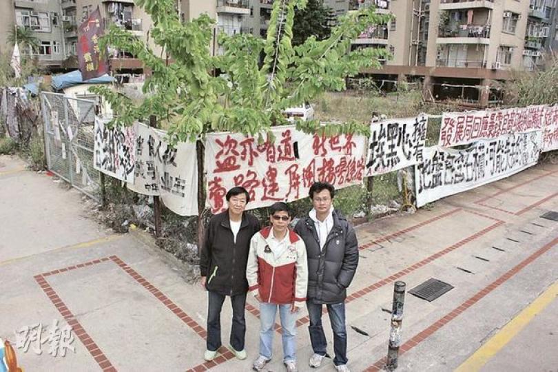 美孚新邨居民代表葉少舟(左)、盧松昌(中)及前任區議員公民黨王德全(右)表示,計劃於下月中到港大踩場,向新世界發展董事總經理鄭家純請願,要求新世界旗下的祥達擱置興建屏風樓。(黃俊鋒攝) 美孚新邨居民代表葉少舟(左)、盧松昌(中)及前任區議員公民黨王德全(右)表示,計劃於下月中到港大踩場,向新世界發展董事總經理鄭家純請願,要求新世界旗下的祥達擱置興建屏風樓。(黃俊鋒攝)