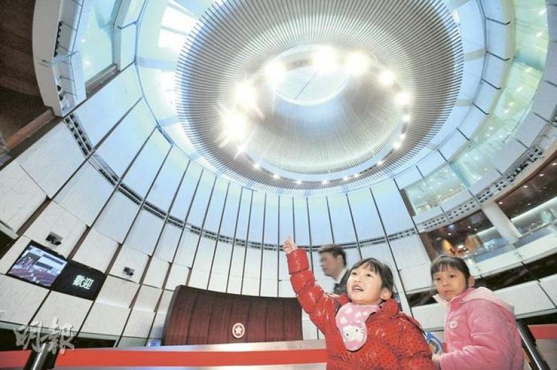 市民參觀平日不對外開放的立法會會議廳及宴會廳,有市民帶同年幼子女參觀,希望了解平日在電視中收看的議事廳與實况有何分別。(尹錦恩攝) 市民參觀平日不對外開放的立法會會議廳及宴會廳,有市民帶同年幼子女參觀,希望了解平日在電視中收看的議事廳與實况有何分別。(尹錦恩攝)