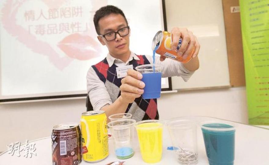 註冊社工黃寶文展示,即使看似未開封的飲料都可能被人加入毒品或迷姦水,提醒到娛樂場所或船上派對的市民多加留意,熟人給予的飲料亦未必一定安全。(鄧宗弘攝) 註冊社工黃寶文展示,即使看似未開封的飲料都可能被人加入毒品或迷姦水,提醒到娛樂場所或船上派對的市民多加留意,熟人給予的飲料亦未必一定安全。(鄧宗弘攝)