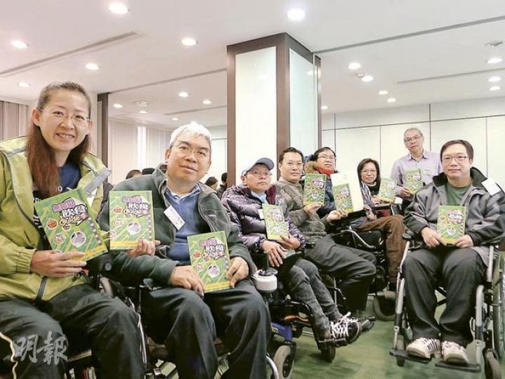 香港傷殘青年協會獲勞福局贊助推出2000本《無障礙飲食Guide》,該書共收錄22間米芝蓮推介和14間社企餐廳資料、無障礙設施指數及殘疾人士洗手間位置等,會免費送給復康團體及部分食肆。(具格攝) 香港傷殘青年協會獲勞福局贊助推出2000本《無障礙飲食Guide》,該書共收錄22間米芝蓮推介和14間社企餐廳資料、無障礙設施指數及殘疾人士洗手間位置等,會免費送給復康團體及部分食肆。(具格攝)