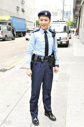 Niki在新劇《女警愛作戰》有不少動作及危險鏡頭都親身上陣。(攝影/記者﹕孫華中)戲中狂徒向衝鋒車擲汽油彈,坐在車上的周麗淇眼前一片火海。(攝影/記者﹕孫華中)現場有不少學生邊看拍攝邊為Niki打氣。(攝影/記者﹕孫華中) Niki在新劇《女警愛作戰》有不少動作及危險鏡頭都親身上陣。(攝影/記者﹕孫華中)戲中狂徒向衝鋒車擲汽油彈,坐在車上的周麗淇眼前一片火海。(攝影/記者﹕孫華中)現場有不少學生邊看拍攝邊為Niki打氣。(攝影/記者﹕孫華中)
