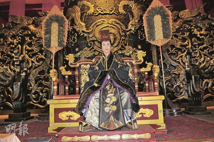 鄭嘉穎以每集25萬人民幣拍《英雄》,拍30集收近千萬港元,嘉穎舉手投足也表現千萬視帝的氣派。(攝影/記者﹕魏幼芳、林祖傑)鄭嘉穎的吳王唔易做,他形容頭飾似啞鈴壓頂,但為表現氣勢,更重也頂硬上。(攝影/記者﹕魏幼芳、林祖傑)影城是旅遊景點,故嘉穎拍戲時,周圍有遊客湊熱鬧。(攝影/記者﹕魏幼芳、林祖傑)秦王宮是橫店最大的實景錄影廠,宮廷的氣勢,港劇難以比較。(攝影/記者﹕魏幼芳、林祖傑) 鄭嘉穎以每集25萬人民幣拍《英雄》,拍30集收近千萬港元,嘉穎舉手投足也表現千萬視帝的氣派。(攝影/記者﹕魏幼芳、林祖傑)鄭嘉穎的吳王唔易做,他形容頭飾似啞鈴壓頂,但為表現氣勢,更重也頂硬上。(攝影/記者﹕魏幼芳、林祖傑)影城是旅遊景點,故嘉穎拍戲時,周圍有遊客湊熱鬧。(攝影/記者﹕魏幼芳、林祖傑)秦王宮是橫店最大的實景錄影廠,宮廷的氣勢,港劇難以比較。(攝影/記者﹕魏幼芳、林祖傑)