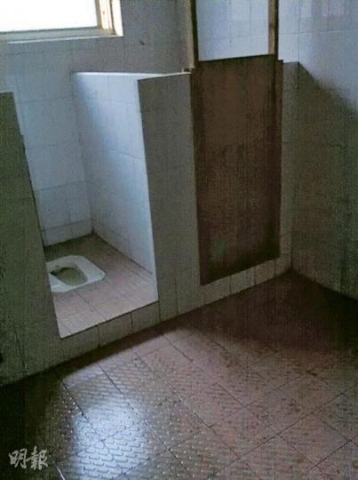 要幫襯橫店的無門廁格,要先預備三寶。(攝影/記者﹕魏幼芳) 要幫襯橫店的無門廁格,要先預備三寶。(攝影/記者﹕魏幼芳)