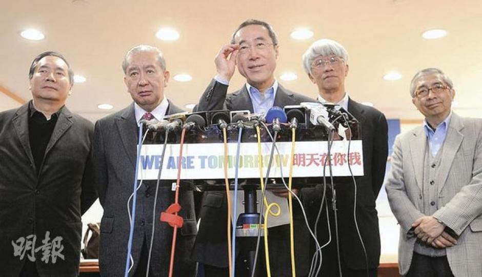 特首參選人唐英年(中)昨公布經濟及社福的政綱,陪同他的人屬重量級人馬,後排左起為前經濟發展及勞工局局長葉澍堃、競選辦主席李國寶,右起為資深社工賴錦璋及金管局前總裁任志剛。(余俊亮攝) (明報製圖) 特首參選人唐英年(中)昨公布經濟及社福的政綱,陪同他的人屬重量級人馬,後排左起為前經濟發展及勞工局局長葉澍堃、競選辦主席李國寶,右起為資深社工賴錦璋及金管局前總裁任志剛。(余俊亮攝) (明報製圖)