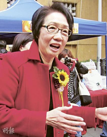 工聯會陳婉嫻批評,唐英年及梁振英現時提出的勞福政綱均不全面,更聲言若兩人對標準工時立法都沒清晰回覆,不排除會不提名兩人。(林凱旻攝) 工聯會陳婉嫻批評,唐英年及梁振英現時提出的勞福政綱均不全面,更聲言若兩人對標準工時立法都沒清晰回覆,不排除會不提名兩人。(林凱旻攝)