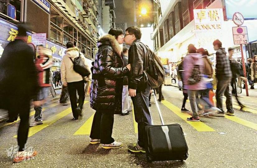 來自福建並於廣州工作的Kent(右)與港人太太Joe結婚11年,雙方坦言花了不少時間適應兩地的文化差異和調整各自的生活習慣,二人都認為相處之道在於包容和信任。(余俊亮攝) 來自福建並於廣州工作的Kent(右)與港人太太Joe結婚11年,雙方坦言花了不少時間適應兩地的文化差異和調整各自的生活習慣,二人都認為相處之道在於包容和信任。(余俊亮攝)