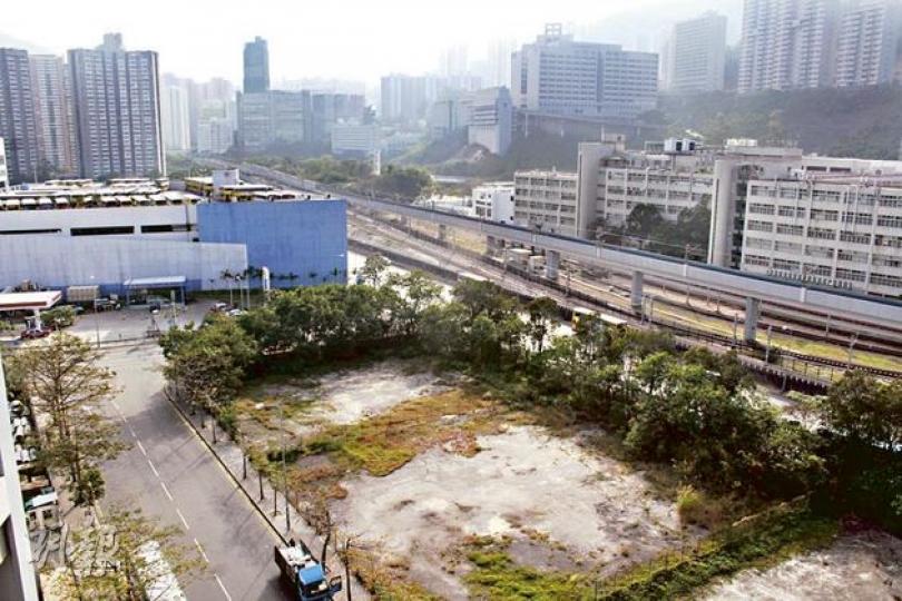 懲教署將於柴灣建新總部大樓,初步選址為圖中位於盛泰道及常茂街交界,城巴車廠旁的一幅政府用地。(郭慶輝攝) 懲教署將於柴灣建新總部大樓,初步選址為圖中位於盛泰道及常茂街交界,城巴車廠旁的一幅政府用地。(郭慶輝攝)