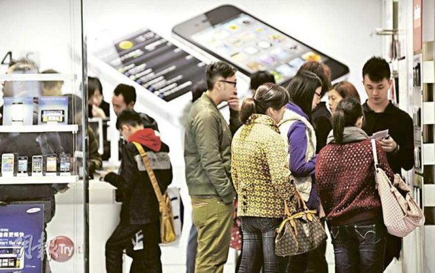 數碼通早前宣布今日開始取消無限上網,設定手機上網數據上限為2GB,引來不少用戶前來趕「續約尾班車」。(余俊亮攝) 數碼通早前宣布今日開始取消無限上網,設定手機上網數據上限為2GB,引來不少用戶前來趕「續約尾班車」。(余俊亮攝)