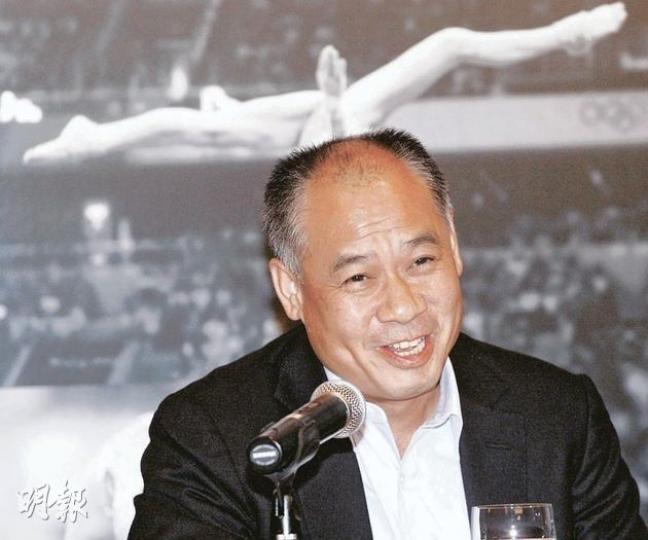 李寧公司在2010年中由盛轉衰,除了高增長不復見外,李寧(圖)亦因試圖進軍地產業而備受批評。(圖A)為李寧位於廣州北京路步行街的分店。(羅湋楠攝) 李寧公司在2010年中由盛轉衰,除了高增長不復見外,李寧(圖)亦因試圖進軍地產業而備受批評。(圖A)為李寧位於廣州北京路步行街的分店。(羅湋楠攝)