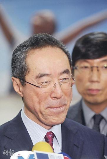 唐英年昨早在競選辦公布房屋及教育政綱後,即被傳媒蜂擁追問僭建問題,他最初只吞吞吐吐承認九龍塘約道5A號屋有違例僭建,但迴避回應7號屋有否僭建地庫,直至昨晚才於電台節目承認7號屋也有地下僭建物。(劉焌陶攝) (明報製圖) 唐英年昨早在競選辦公布房屋及教育政綱後,即被傳媒蜂擁追問僭建問題,他最初只吞吞吐吐承認九龍塘約道5A號屋有違例僭建,但迴避回應7號屋有否僭建地庫,直至昨晚才於電台節目承認7號屋也有地下僭建物。(劉焌陶攝) (明報製圖)