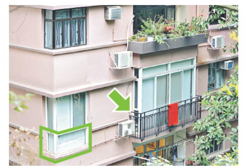 本報去年7月底揭發商務及經濟發展局長蘇錦樑在麥當勞道44D號寓所(掛有紅巾單位)僭建,包括擅自拆掉花槽(箭嘴示)、改矮外牆(綠框示)及加裝落地趟門,記者昨到上址發現僭建物仍在。(衛永康攝) 教育局長孫明揚在跑馬地菽園新臺D座地下的寓所,去年被揭發有兩個僭建房間,本報昨往觀察,發現有關僭建已被拆除,圖為其中一處(箭嘴示)。(余俊亮攝) 本報去年7月底揭發商務及經濟發展局長蘇錦樑在麥當勞道44D號寓所(掛有紅巾單位)僭建,包括擅自拆掉花槽(箭嘴示)、改矮外牆(綠框示)及加裝落地趟門,記者昨到上址發現僭建物仍在。(衛永康攝) 教育局長孫明揚在跑馬地菽園新臺D座地下的寓所,去年被揭發有兩個僭建房間,本報昨往觀察,發現有關僭建已被拆除,圖為其中一處(箭嘴示)。(余俊亮攝)