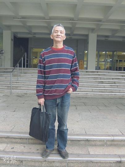 謝正貴昨離庭時大方讓記者拍照,他又指自己與前妻當初同情女事主,如今反被控,感覺似被「反咬一口」。(林綺琪攝) 謝正貴昨離庭時大方讓記者拍照,他又指自己與前妻當初同情女事主,如今反被控,感覺似被「反咬一口」。(林綺琪攝)