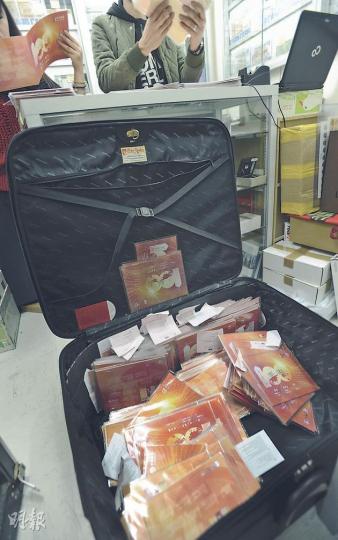 好旺角購物中心的錢幣店開價900至1100港元收購面值150元的紀念鈔,至中午已收購近500張,姓許東主指已有內地炒家願意接貨,但不肯透露收購價,只稱「肯定只賺不蝕」。(余俊亮攝) 好旺角購物中心的錢幣店開價900至1100港元收購面值150元的紀念鈔,至中午已收購近500張,姓許東主指已有內地炒家願意接貨,但不肯透露收購價,只稱「肯定只賺不蝕」。(余俊亮攝)