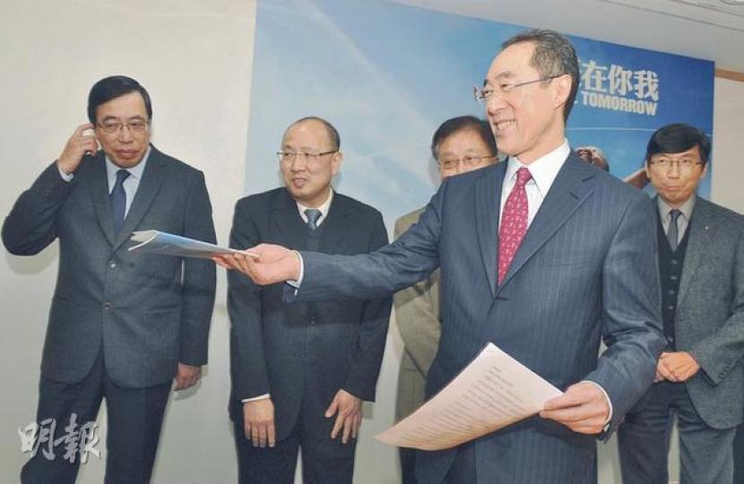 特首參選人唐英年(前)昨日公布其房屋及教育政綱,並派發已印製好的政綱小冊子。他今日會公布管治、人口政策等政綱。(劉焌陶攝) (明報製圖) 特首參選人唐英年(前)昨日公布其房屋及教育政綱,並派發已印製好的政綱小冊子。他今日會公布管治、人口政策等政綱。(劉焌陶攝) (明報製圖)