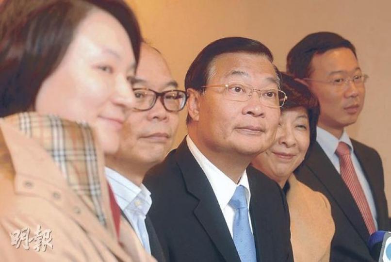 手握147票的民建聯昨通過容許黨員自由提名特首參選人,中常委、監委會主席、立法會議員及會務顧問等23人將不會參與提名。左起為李慧琼、劉江華、主席譚耀宗、蔣麗芸和張國鈞。(劉焌陶攝) 手握147票的民建聯昨通過容許黨員自由提名特首參選人,中常委、監委會主席、立法會議員及會務顧問等23人將不會參與提名。左起為李慧琼、劉江華、主席譚耀宗、蔣麗芸和張國鈞。(劉焌陶攝)