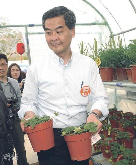 特首參選人梁振英沒正面回應會否主動提供戴德梁行與西九設計比賽參賽公司的書信來往,只重申要求政府公開比賽相關資料。圖為他昨日到訪西貢,了解民情。(陳淑安攝) 特首參選人梁振英沒正面回應會否主動提供戴德梁行與西九設計比賽參賽公司的書信來往,只重申要求政府公開比賽相關資料。圖為他昨日到訪西貢,了解民情。(陳淑安攝)