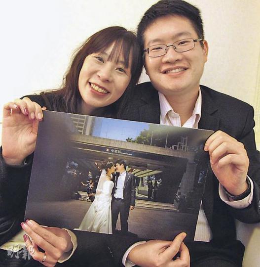單身9年的Sharon(左)通過約會公司認識現任丈夫Simon,一臉幸福的她奉勸單身女士要主動爭取自己的幸福。(余卓善攝) 單身9年的Sharon(左)通過約會公司認識現任丈夫Simon,一臉幸福的她奉勸單身女士要主動爭取自己的幸福。(余卓善攝)