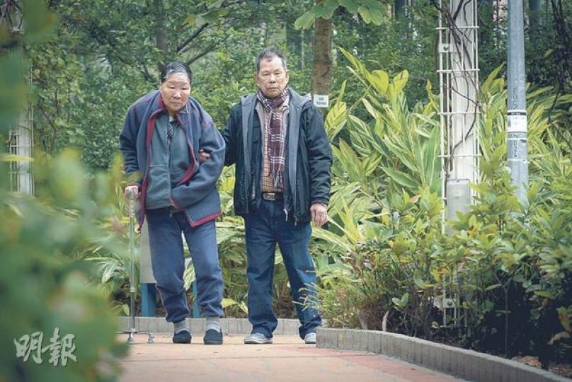 自林連愛(左)中風,吳兆榮(右)充當「物理治療師」,每天陪伴妻子到公園散步。吳兆榮笑言,在家鄉就連並排走也會招人話柄,來港後當然要「攬到實」。(鄧宗弘攝) 自林連愛(左)中風,吳兆榮(右)充當「物理治療師」,每天陪伴妻子到公園散步。吳兆榮笑言,在家鄉就連並排走也會招人話柄,來港後當然要「攬到實」。(鄧宗弘攝)