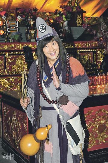 陳浩民已演到《濟公3》,這個造型已成標誌。(攝影/記者﹕魏幼芳、林祖傑) 太太蔣麗莎(圓圖)偕同剛滿兩個月的女兒陳雅薷一起到橫店居住,陳浩民便可日日見到囡囡的成長。(微博圖片) 陳浩民再到橫店拍劇,謝絕飲酒消遣,一心努力搵錢為女兒的將來。(攝影/記者﹕魏幼芳、林祖傑) 陳浩民甚多女粉絲,這天開工有工作人員邊拍邊要求合照,他亦有求必應,但明顯地就算認識,在拍照時亦不會表現過分熱情。(攝影/記者﹕魏幼芳、林祖傑) 陳浩民已演到《濟公3》,這個造型已成標誌。(攝影/記者﹕魏幼芳、林祖傑) 太太蔣麗莎(圓圖)偕同剛滿兩個月的女兒陳雅薷一起到橫店居住,陳浩民便可日日見到囡囡的成長。(微博圖片) 陳浩民再到橫店拍劇,謝絕飲酒消遣,一心努力搵錢為女兒的將來。(攝影/記者﹕魏幼芳、林祖傑) 陳浩民甚多女粉絲,這天開工有工作人員邊拍邊要求合照,他亦有求必應,但明顯地就算認識,在拍照時亦不會表現過分熱情。(攝影/記者﹕魏幼芳、林祖傑)