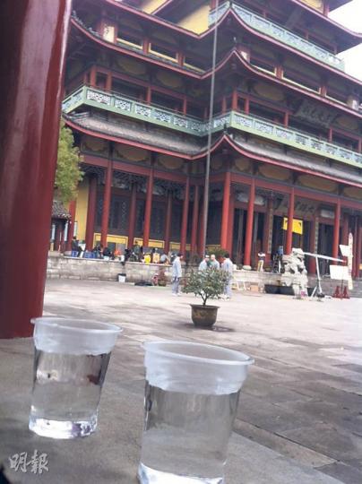 在寒風下等候陳浩民開工,場務哥哥端來兩杯熱水,實在讓人溫暖。(攝影/記者:魏幼芳 ) 在寒風下等候陳浩民開工,場務哥哥端來兩杯熱水,實在讓人溫暖。(攝影/記者:魏幼芳 )