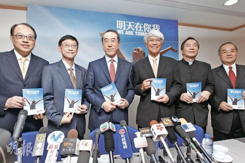 特首參選人唐英年(左三)提出2016年取消區議會委任議席,但卻拒絕回應功能組別存廢。圖左起為立法會議員林大輝、唐英年競選辦公室秘書長何鑄明、唐英年、競選辦高級顧問任志剛、葉澍堃及鄭慕智。(李紹昌攝) (明報製圖) 特首參選人唐英年(左三)提出2016年取消區議會委任議席,但卻拒絕回應功能組別存廢。圖左起為立法會議員林大輝、唐英年競選辦公室秘書長何鑄明、唐英年、競選辦高級顧問任志剛、葉澍堃及鄭慕智。(李紹昌攝) (明報製圖)