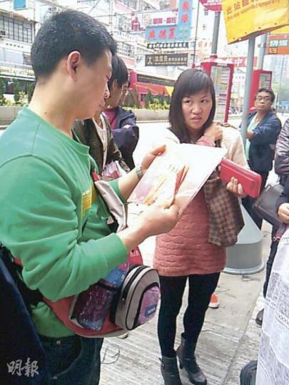 有女子(右)排隊買入紀念鈔後,以普通話向炒家(左)問價,並以1700港元出售兩套紀念鈔,她在記者查問時承認是自由行旅客,早前與另一女友人結伴訪港,當被問及炒賣放售可能違反逗留條件,她只連聲說「不知道、不知道」,隨即快步離開。(葉浩霖攝) 大批持內地護照者輪候買紀念鈔,稱「旅遊探親時順便買」,不願意透露是否會放售鈔票。但有律師指若旅客「即買即賣」獲利,即有理由相信在從事業務,已違反逗留條件,可被檢控。(李紹昌攝) 大批民眾在油麻地眾坊街天后古廟公園排隊輪籌,其間有4名說普通話男女(左一至左三、右一 有女子(右)排隊買入紀念鈔後,以普通話向炒家(左)問價,並以1700港元出售兩套紀念鈔,她在記者查問時承認是自由行旅客,早前與另一女友人結伴訪港,當被問及炒賣放售可能違反逗留條件,她只連聲說「不知道、不知道」,隨即快步離開。(葉浩霖攝) 大批持內地護照者輪候買紀念鈔,稱「旅遊探親時順便買」,不願意透露是否會放售鈔票。但有律師指若旅客「即買即賣」獲利,即有理由相信在從事業務,已違反逗留條件,可被檢控。(李紹昌攝) 大批民眾在油麻地眾坊街天后古廟公園排隊輪籌,其間有4名說普通話男女(左一至左三、右一