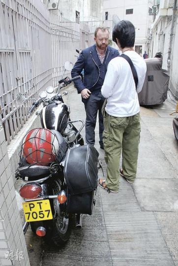 意大利名廚Gianni Caprioli(後)在尋回被撬的電單車後,向到場的探員講述事件經過,旁邊為他力保不失的電單車。(雲錦鋒攝) 意大利名廚Gianni Caprioli(後)在尋回被撬的電單車後,向到場的探員講述事件經過,旁邊為他力保不失的電單車。(雲錦鋒攝)