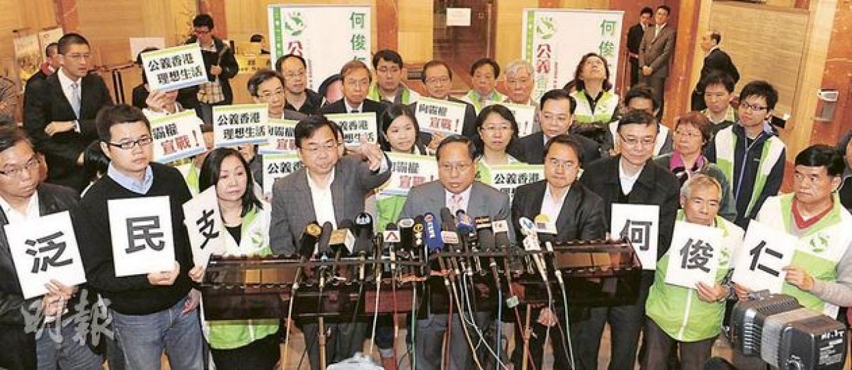 特首候選人何俊仁(前排右四)昨日在民主黨張文光(前排左四)和李永達(前排右三)等人陪同下報名參選。他獲183個選委提名,未能全取泛民205名選委提名。(劉焌陶攝) (明報製圖) 特首候選人何俊仁(前排右四)昨日在民主黨張文光(前排左四)和李永達(前排右三)等人陪同下報名參選。他獲183個選委提名,未能全取泛民205名選委提名。(劉焌陶攝) (明報製圖)